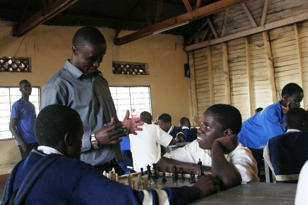 Robert Katende coaches Phiona Mutesi - Queen of Katwe (Photo credit: Disney) 