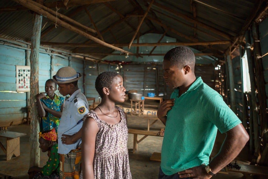 David Oyelowo is Robert Katende and Madina Nalwanga is Phiona Mutesi in in Disney's QUEEN OF KATWE, based on a true story of a young girl from the streets of rural Uganda whose world rapidly changes when she is introduced to the game of chess. Oscar (TM) winner Lupita Nyong'o also stars in the film, directed by Mira Nair.